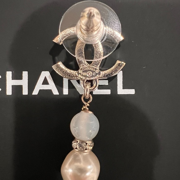 🔥CHANEL 🔥NEW COLLECTION White Drop Earrings with Iconic Logo and Pearl Elements - Picture 6 of 13